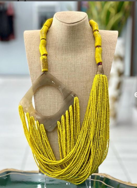 Collier vintage ethnique à perles jaunes vives et éléments texturés, style bohème