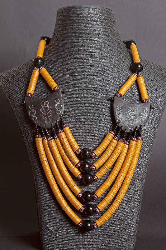 Collier vintage ethnique à multiples rangs, perles miel et éléments métalliques patinés