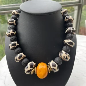 Collier vintage ethnique en perles noir et blanc avec perle centrale orange